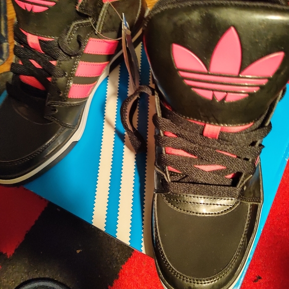 Adidas womens black, pink, and white new with tags. Size 7 - Picture 4 of 8